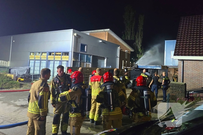 Hoogwerker ingezet bij brand bijgebouw