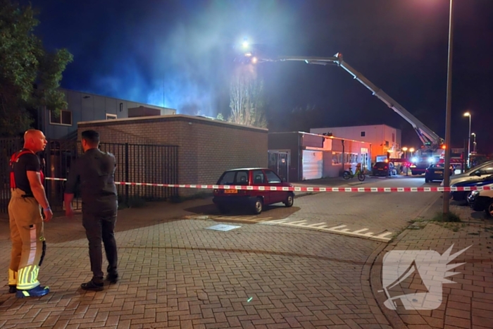 Hoogwerker ingezet bij brand bijgebouw