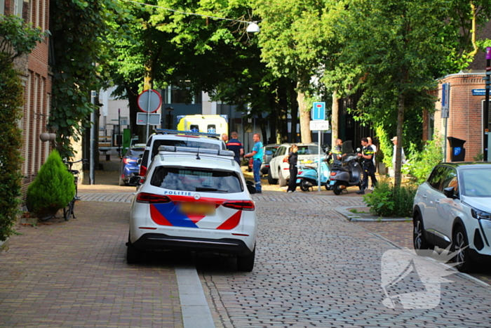 Twee scooterrijders gecontroleerd na botsing