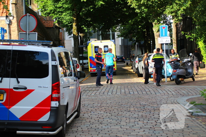 Twee scooterrijders gecontroleerd na botsing