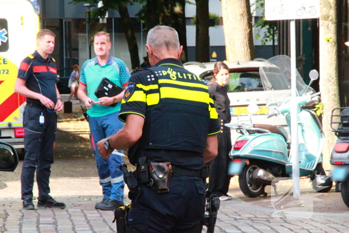 Twee scooterrijders gecontroleerd na botsing