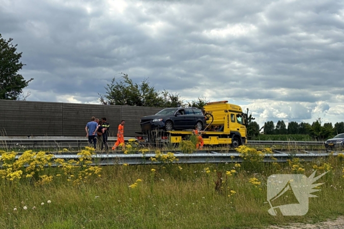 Auto botst tegen lantaarnpaal