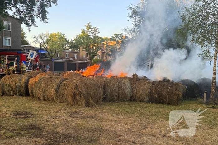Flink aantal hooibalen in brand