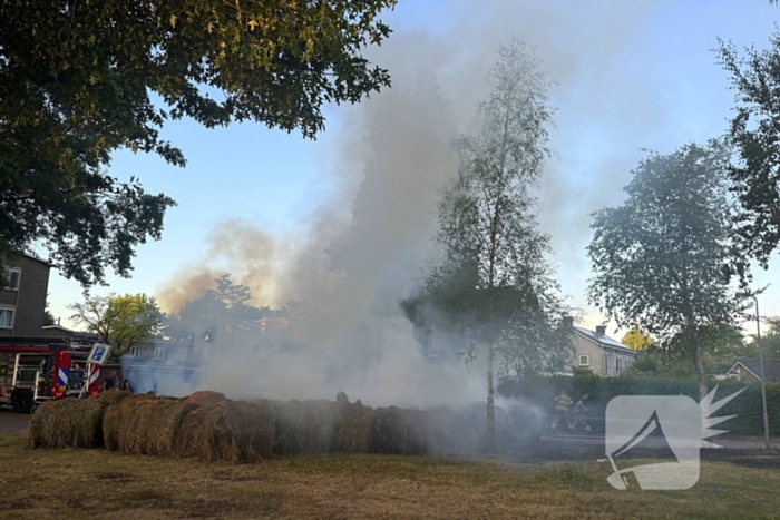 Flink aantal hooibalen in brand