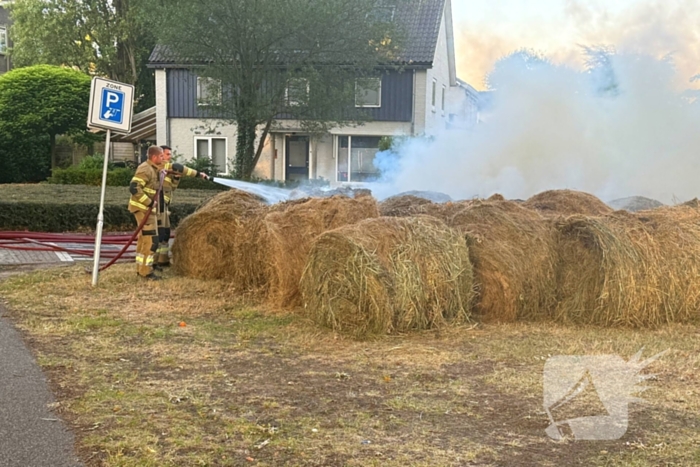 Flink aantal hooibalen in brand