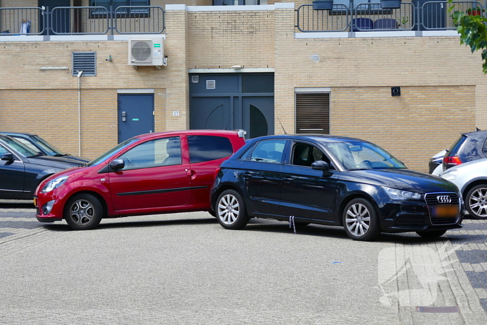 Botsing bij uitrijden op parkeerterrein