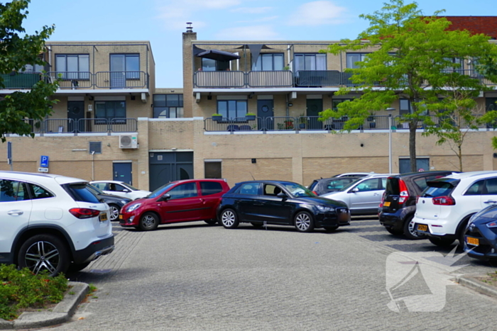 Botsing bij uitrijden op parkeerterrein