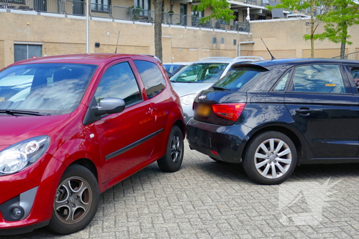 Botsing bij uitrijden op parkeerterrein