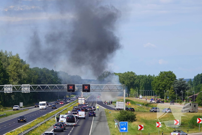 Auto in vlammen, snelweg deels afgesloten