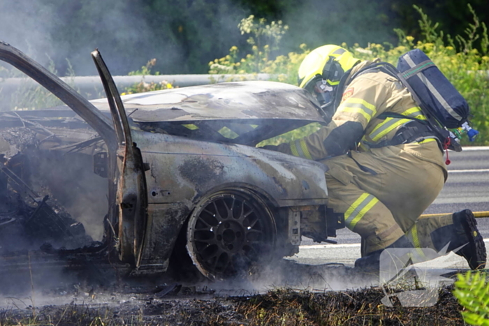 Auto in vlammen, snelweg deels afgesloten