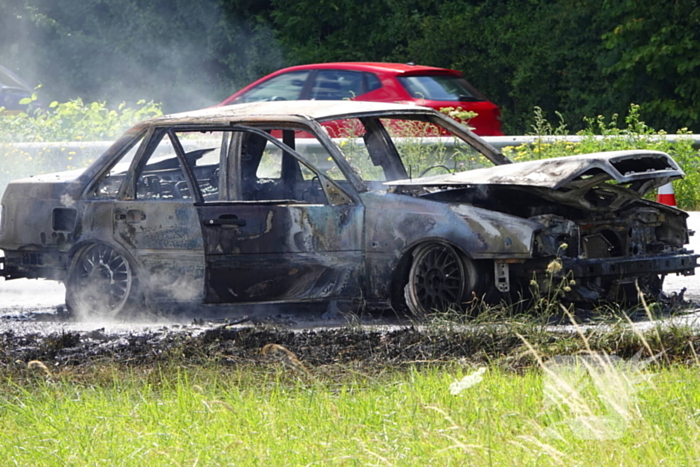 Auto in vlammen, snelweg deels afgesloten