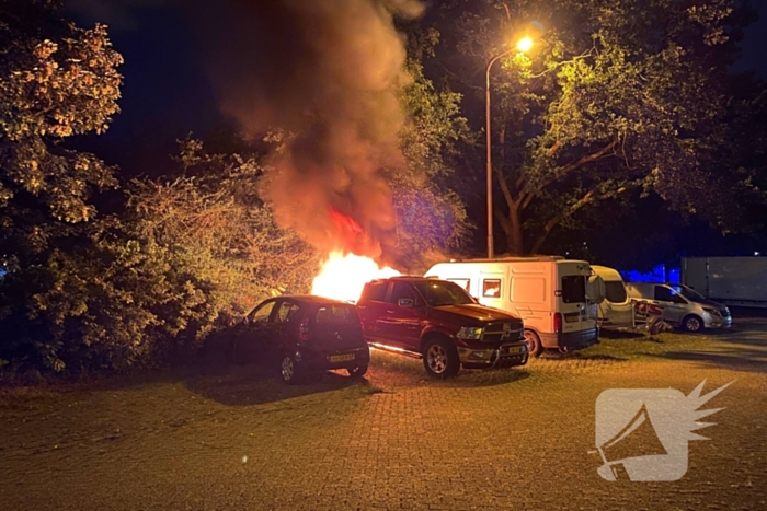 Voertuigbrand veroorzaakt grote schade