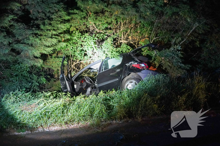 Bestuurder ongedeerd na zware crash
