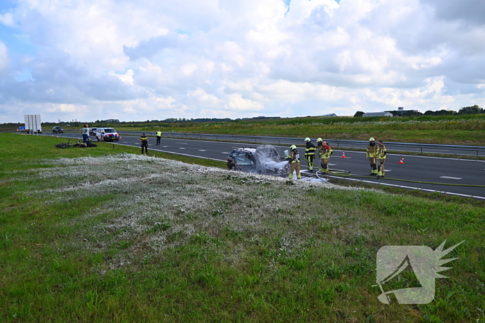 Personenauto vat vlam op snelweg