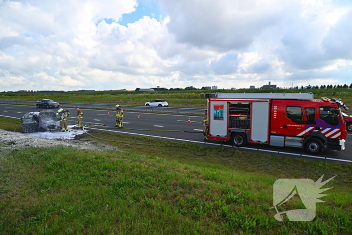 Personenauto vat vlam op snelweg