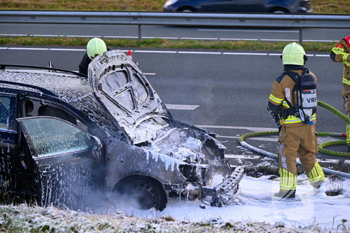 Personenauto vat vlam op snelweg