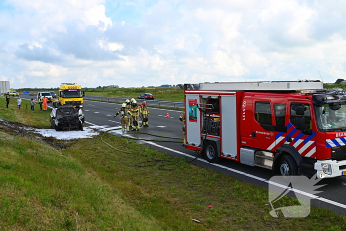 Personenauto vat vlam op snelweg