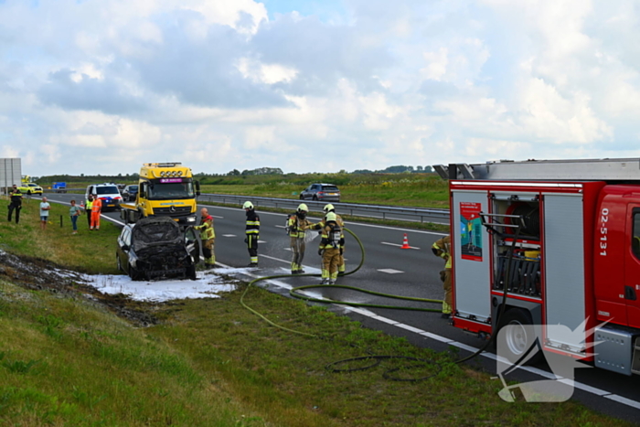 Personenauto vat vlam op snelweg