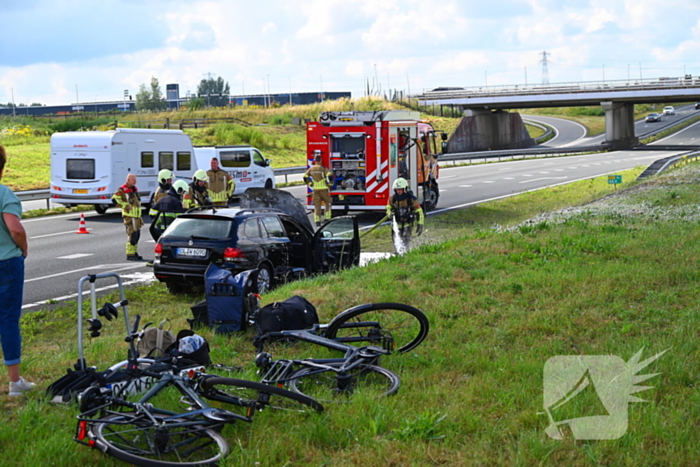Personenauto vat vlam op snelweg