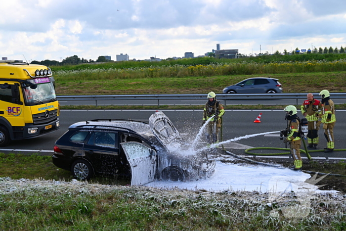 Personenauto vat vlam op snelweg