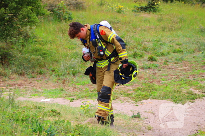 Omstanders blussen brand in duingebied