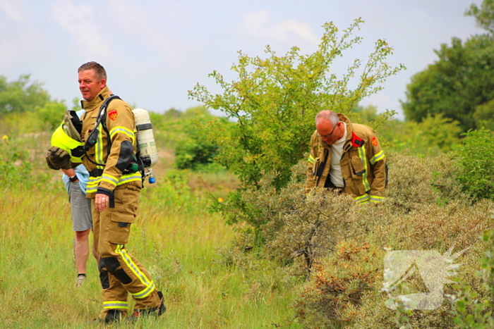 Omstanders blussen brand in duingebied