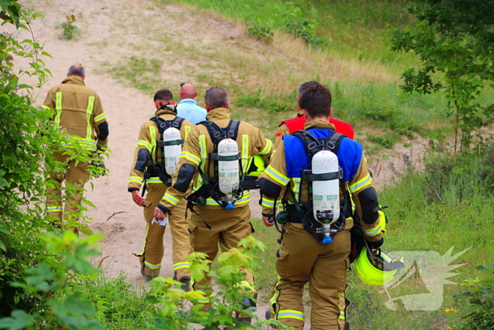 Omstanders blussen brand in duingebied