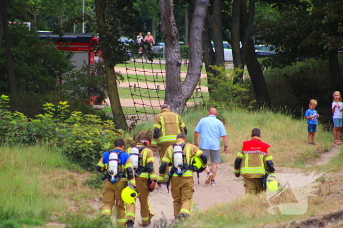 Omstanders blussen brand in duingebied