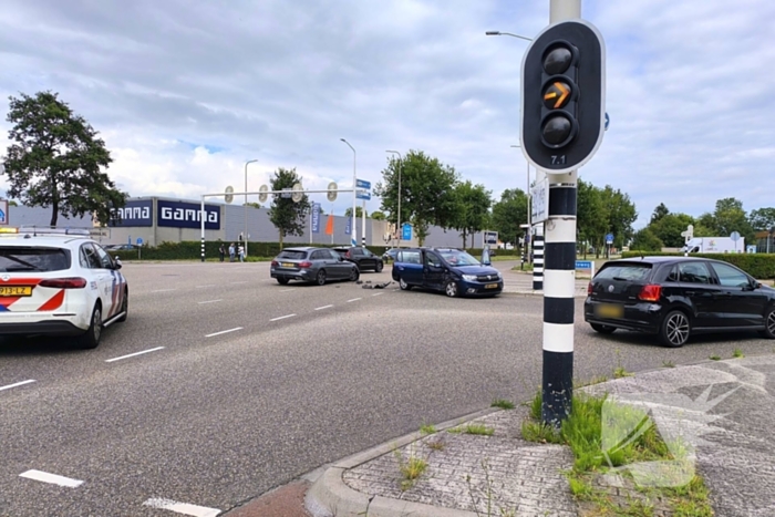 Voertuigen lopen flinke schade op bij ongeval