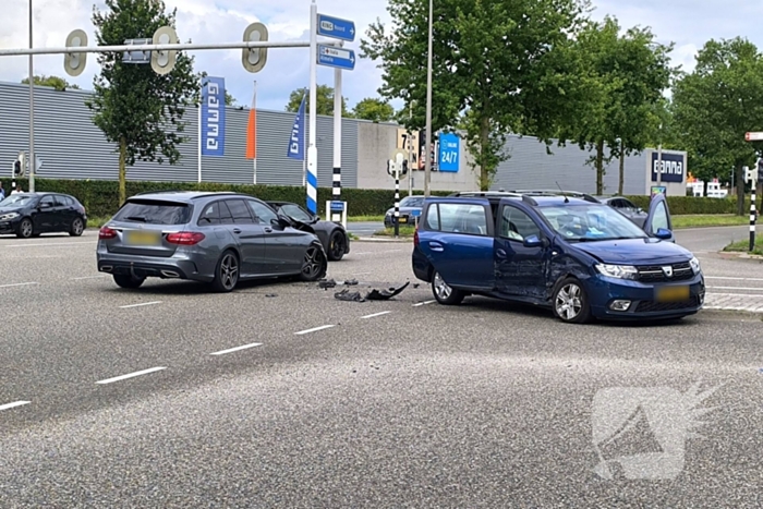 Voertuigen lopen flinke schade op bij ongeval