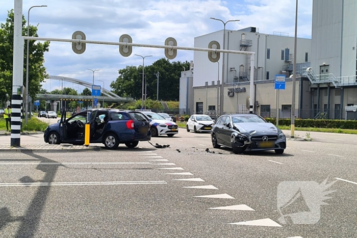 Voertuigen lopen flinke schade op bij ongeval