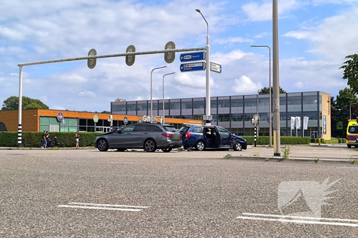 Voertuigen lopen flinke schade op bij ongeval