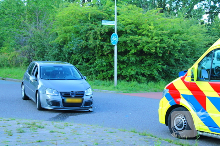 Automobilist en motorrijder met elkaar in botsing