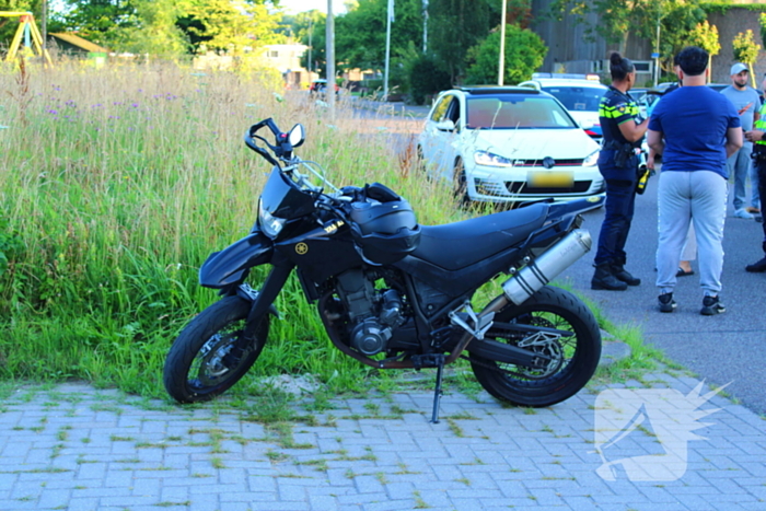 Automobilist en motorrijder met elkaar in botsing