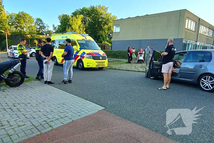 Automobilist en motorrijder met elkaar in botsing