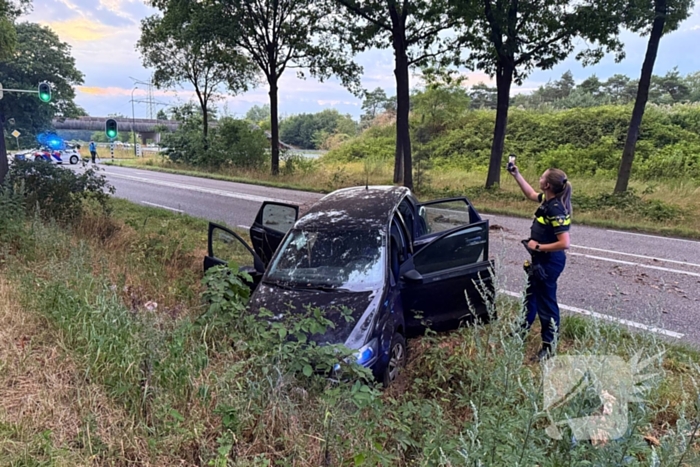 Auto verliest controle en botst in berm