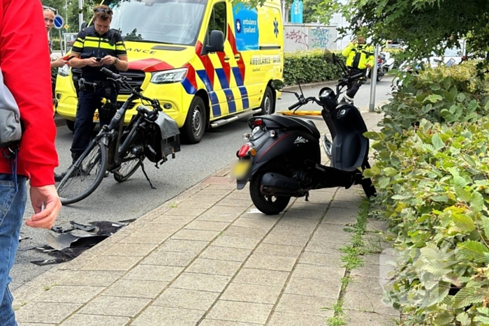 Scooterrijder botst met fietser