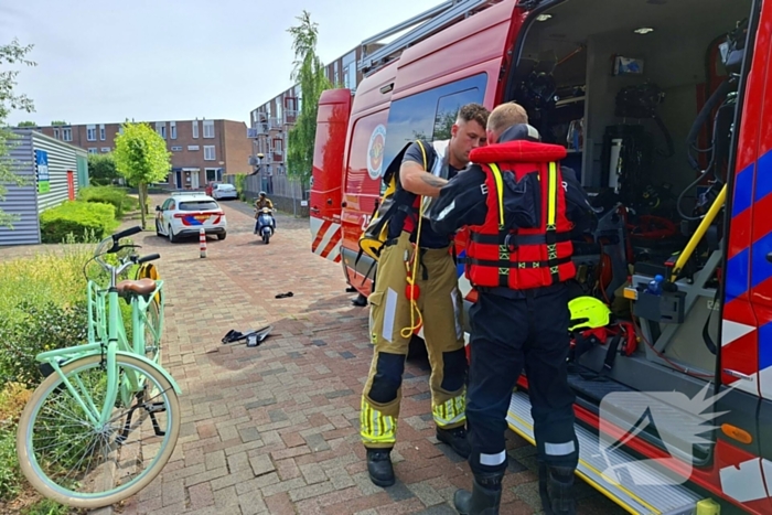 Hulpdiensten reageren op persoon in het water