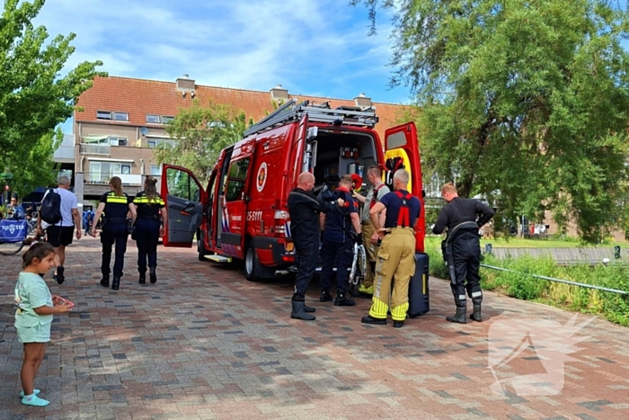 Hulpdiensten reageren op persoon in het water