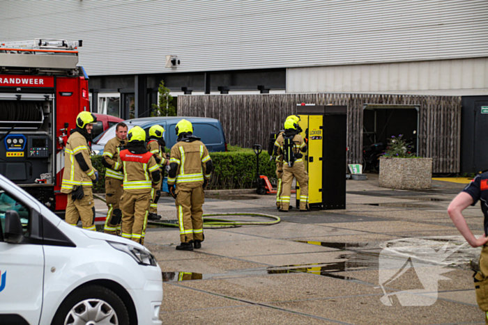 Brandweer blust brand in werkkast