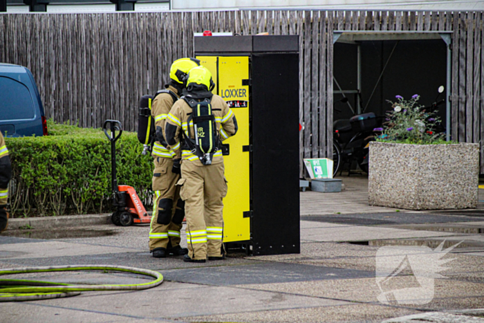 Brandweer blust brand in werkkast