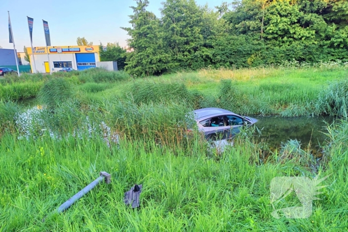 Oudere man gered uit te water geraakt voertuig