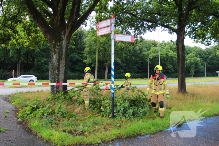 Provinciale weg deels afgesloten door stormschade