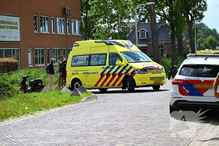 Scooterrijder met spoed naar ziekenhuis vervoerd