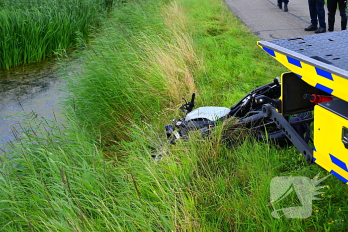 Motor belandt in het water