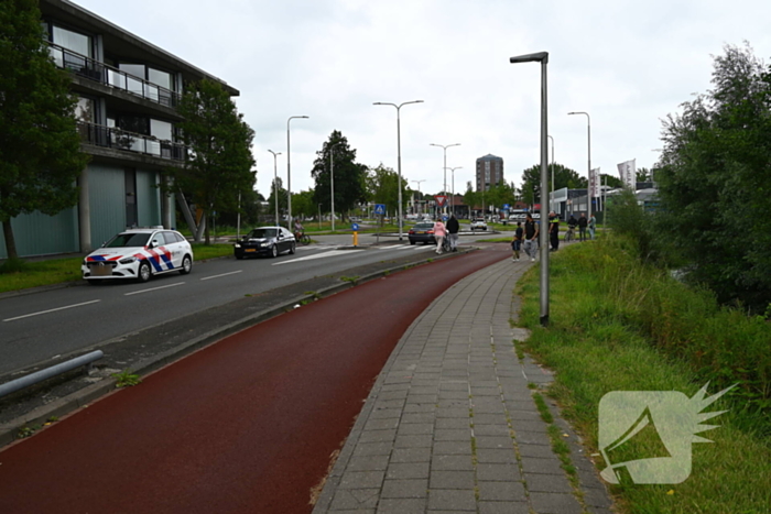 Vrouw door omstanders en politie uit water gered