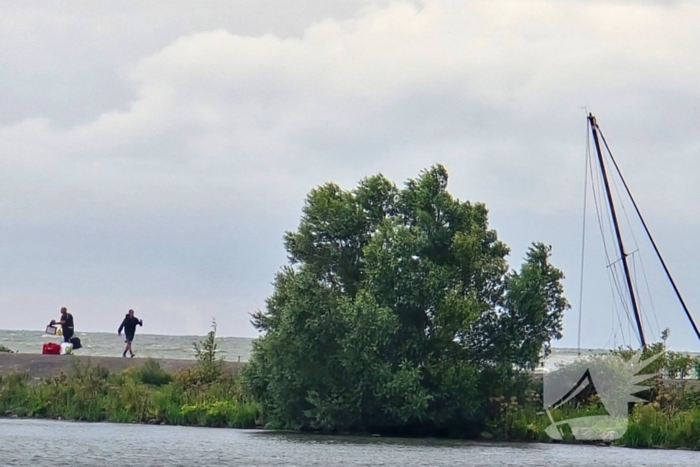Schip in nood roept hulp in