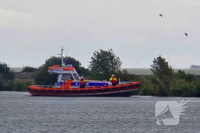 Schip in nood roept hulp in