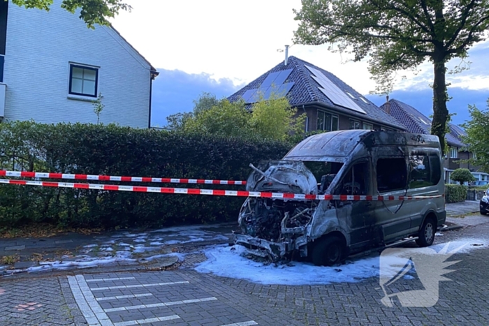 Taxibus volledig in vlammen op