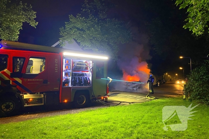 Taxibus volledig in vlammen op